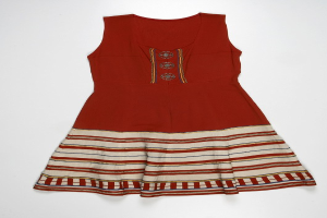 Ein rotes Kleid mit weißen und gelben horizontalen Streifen vor einem weißen Hintergrund.