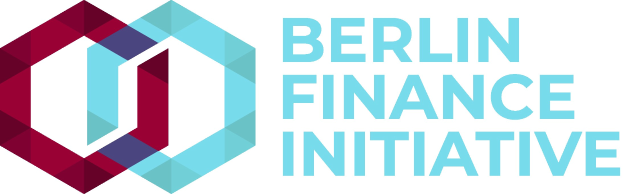 Logo der Berlin Finance Initiative mit einem blauen Kreis mit weißer Umrandung und einem weißen "B" in der Mitte, umgeben von einem weißen Ring mit blau-weißem Karomuster, auf einem weißen Hintergrund mit fetter schwarzer Schrift, die "Berlin Finance Initiative" liest.