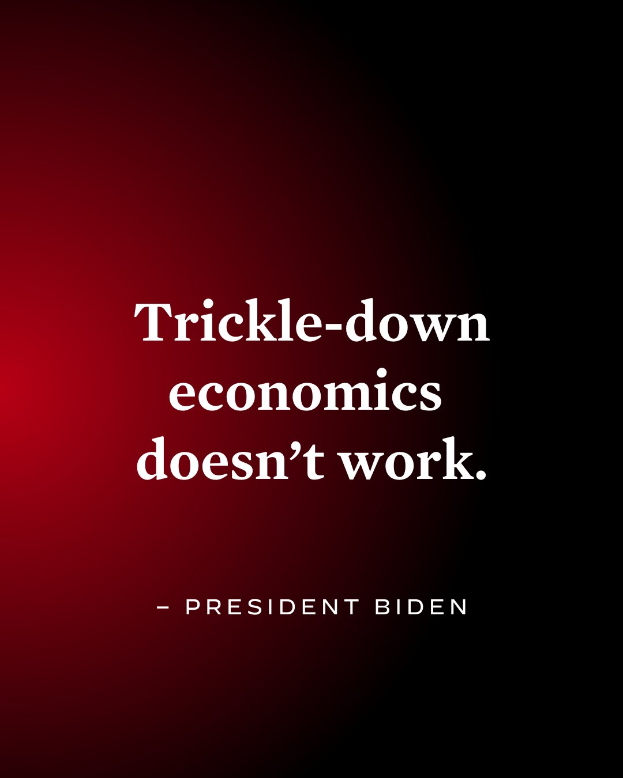 Ein Plakat mit fettgedrucktem, schwarzem Text auf einem weißen Hintergrund, eingerahmt von einem schmalen schwarzen Rand, das "Trickle-Down Economics Doesn't Work" behauptet und einen Zitat von Präsident Biden enthält.