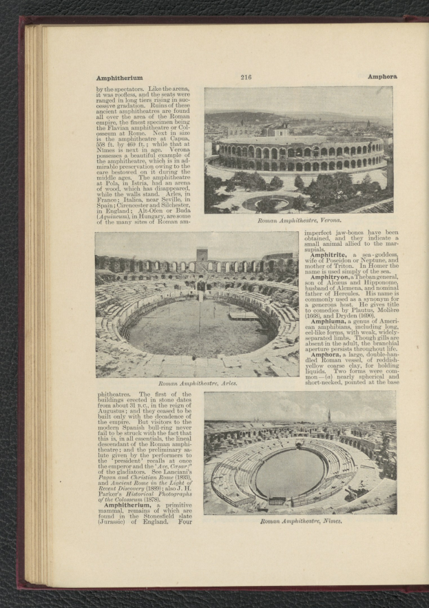 Offenes Buch mit Stadionfoto und Text- und Bildinformationen über die Location.