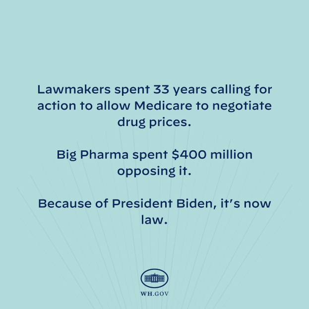 Blauer Hintergrund mit fettweißer Schrift, die besagt "Lawmakers Spent 33 Years Calling for Action to Allow Medicare to Negotiate Drug Prices" und ein Logo unten.