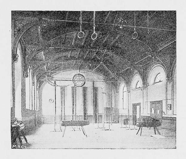 Schwarzes und weißes Foto eines großen Gymnastikraums mit Tischen, Stühlen, Säulen, Wänden, Fenstern und Deckenringen, beschriftet mit "New York City Gymnasium".