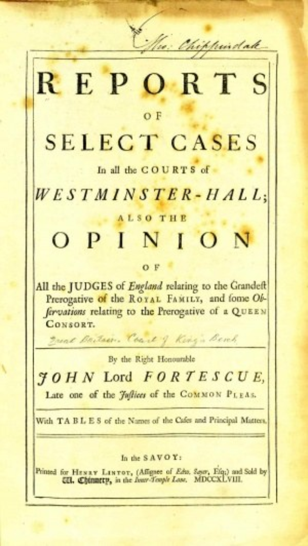 Altes Buch mit dem Titel "Berichte über ausgewählte Fälle in den Gerichten von Westminster-Hall sowie die Meinung von John Lord Fortescue" aufgeschlagen auf einer Seite mit schwarzer Tinte.