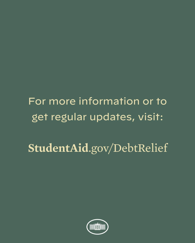 Ein grünes Hintergrundbild mit weißer Schrift, die den Text "Für weitere Informationen oder regelmäßige Updates besuchen Sie StudentAid.gov/DebtRelief" und ein Logo unten zeigt.