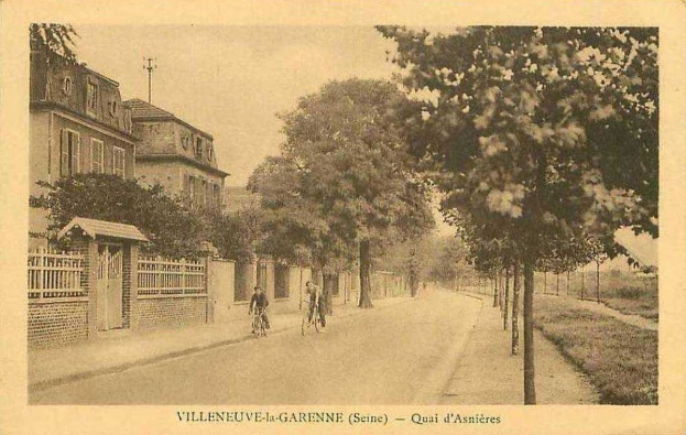 Altes Schwarz-Weiß-Foto einer Straße mit Radfahrern, flankiert von Bäumen und Gebäuden, mit Text unten.