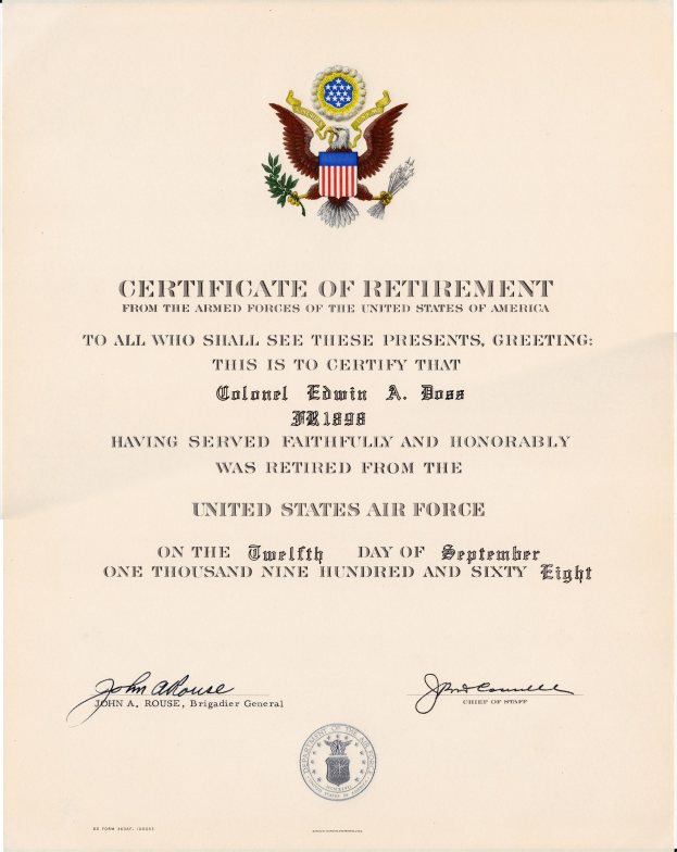 Förmliches United States Air Force-Rentenbescheinigung mit blauem Hintergrund, goldenem Siegel mit einem Adler und einem Stern sowie fettem schwarzem Text, der "Certificate of Retirement" liest.
