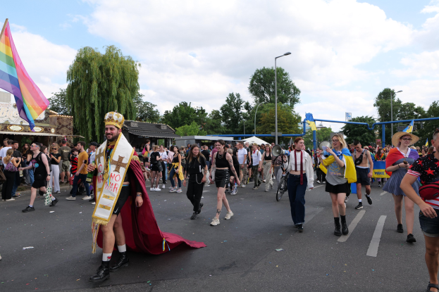Regenbogen-Empfang: Wiesbaden setzt ein Zeichen für Vielfalt