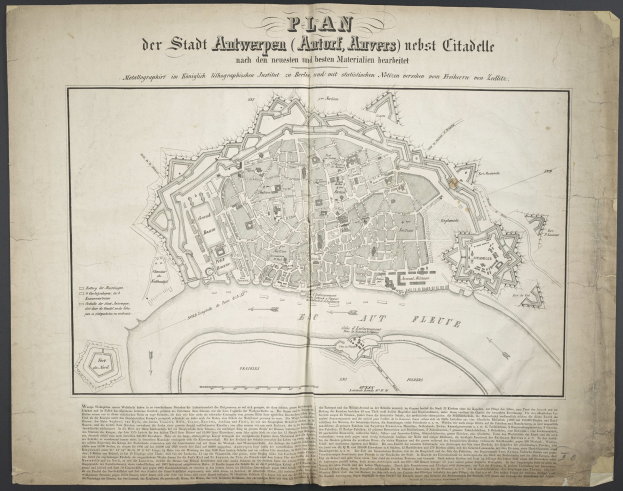 Ein abgenutztes Buch mit einer offenen Seite, die eine detaillierte Karte von Berlin zeigt, einschließlich Straßen, Gebäuden und Sehenswürdigkeiten, zusammen mit Text über die Bevölkerung und Merkmale der Stadt.