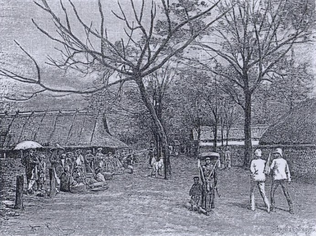 Schwarze und weiße Zeichnung einer Gruppe von Menschen in traditioneller Kleidung, die eine Dorfstraße in den frühen 1900er Jahren entlanggehen, mit Bäumen und Hütten im Hintergrund und einigen mit Schirmen.