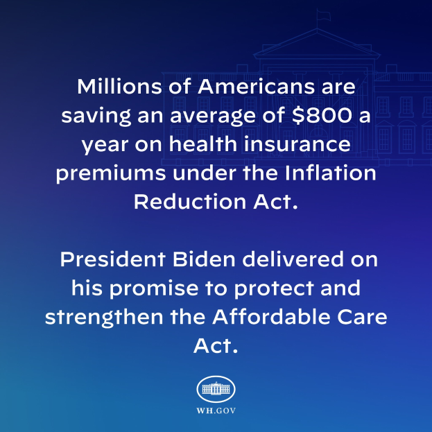 Blauer Hintergrund mit weißer Schrift, die besagt "Millionen von Amerikanern sparen durchschnittlich 800 Dollar im Jahr an Krankenversicherungsprämien unter dem Inflation Reduction Act" in der Mitte, mit einem Logo.