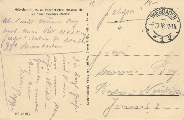 Alte Postkarte mit einem nach Wiesbaden, Deutschland adressierten Stempel, mit handgeschriebener Text und einem Stempel in der oberen rechten Ecke.