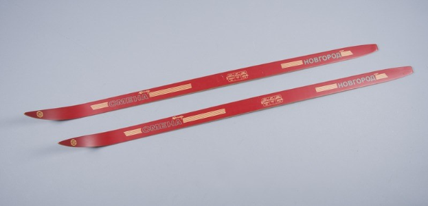 Zwei rote Skier auf einem weißen Untergrund mit Text, der die Marke oder Art angibt.