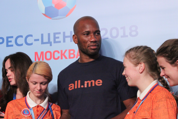 Gruppe von medaillentragenden Individuen auf einer Bühne mit einem 2018 FIFA World Cup Russia-Banner, das einen Fußball zeigt.
