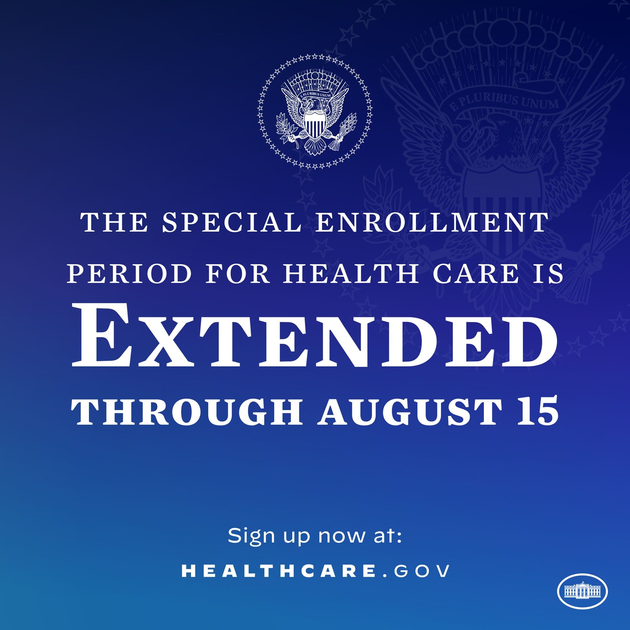 Plakat mit Text und Logo, das "Die Sonderanmeldefrist für die Gesundheitsversorgung ist bis zum 15. August verlängert" angibt.