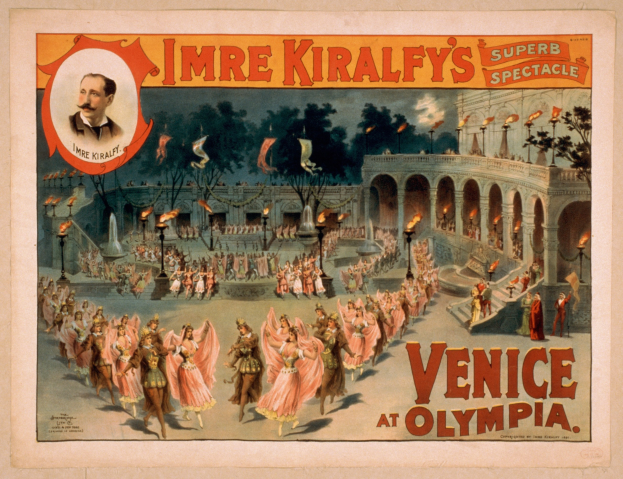 Plakat für Imre Kiralfys Super-Spektakel in Venedig, das kostümierte Künstler vor einem gebogenen und säulenreichen Gebäude mit Laternen und Bäumen im Hintergrund und Text auf dem Plakat zeigt.