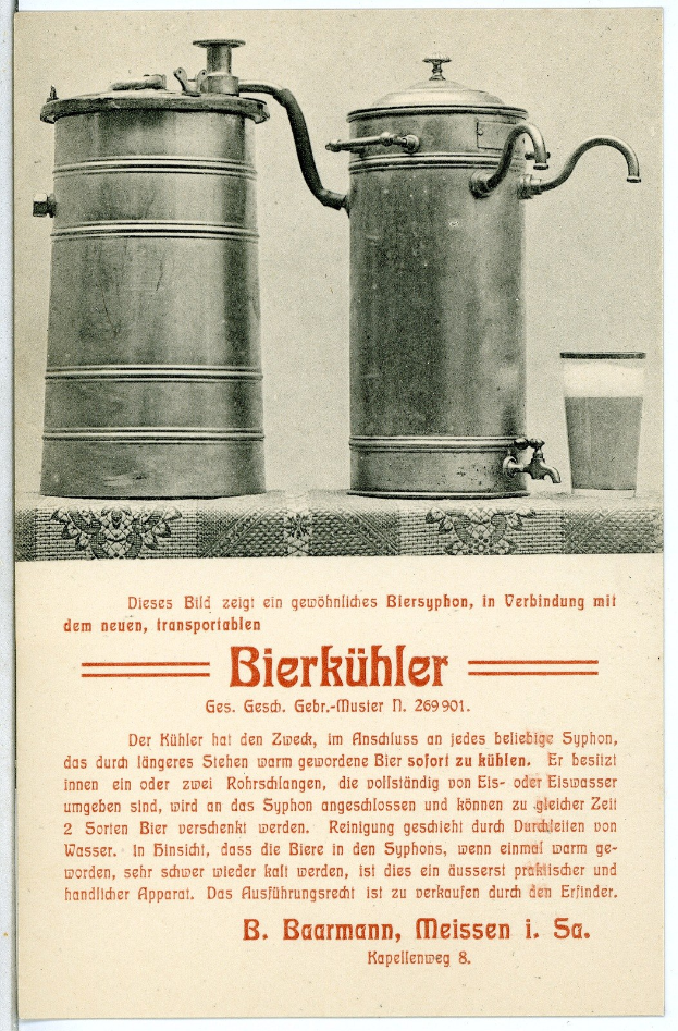 Alte Werbeplakat mit zwei Metall-Bierhumpen und einem Glas Bier mit Werbetext.