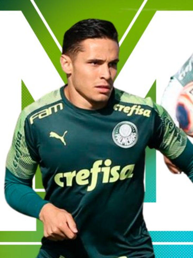 Ein entschlossener Fußballspieler in einem grün-weißen Trikot (Nummer 19) läuft mit einem Ball während eines Match Attax Champions League 2019/20-Spiels.