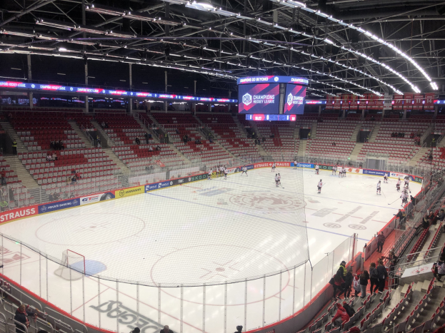 Eishockeyspiel in einer großen Arena zwischen den St. Louis Blues und den Detroit Red Wings, mit Zuschauern auf den Sitzplätzen und am Rand der Eisfläche.