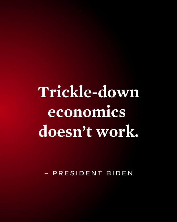 Plakat mit fettem schwarzem Text "Trickle-Down Economics Doesn't Work" auf einem weißen Hintergrund, eingerahmt von einem schmalen schwarzen Rand, begleitet von einem Zitat des Präsidenten Biden.