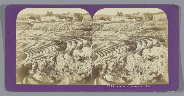 Schwarze und weiße stereoskopische Ansichten eines antiken Amphitheaters in Syrakus, das Sitzreihen aus Stein, umgebende Gebäude, Bäume und Himmel zeigt, mit sichtbarem Text im Rahmen.