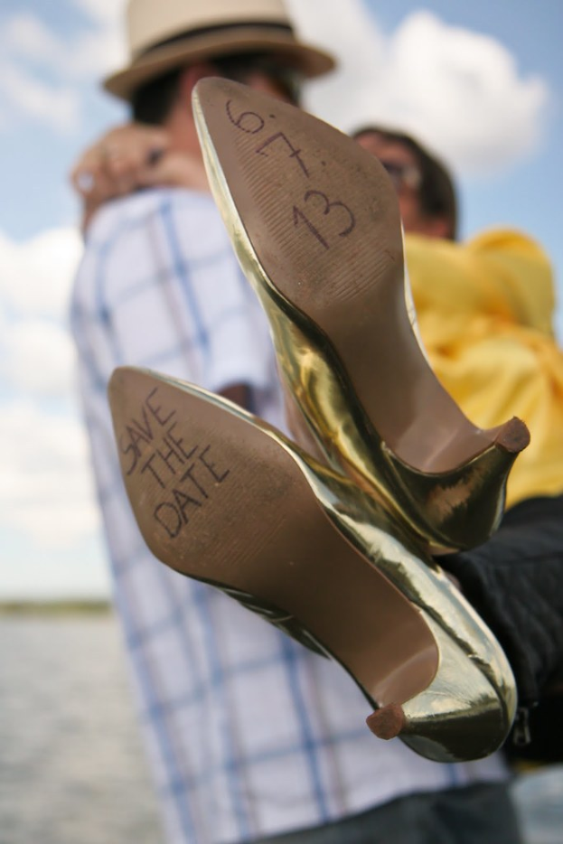 Frau in High Heels mit Datumsangaben darauf, mit einer Person, die eine andere Frau an der Taille hält.