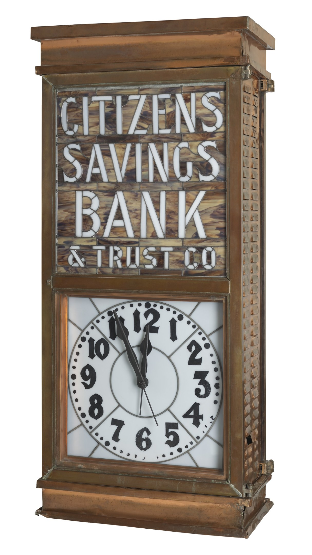 Uhr mit der Aufschrift "Citizens Savings Bank & Trust Co" vor einem weißen Hintergrund.