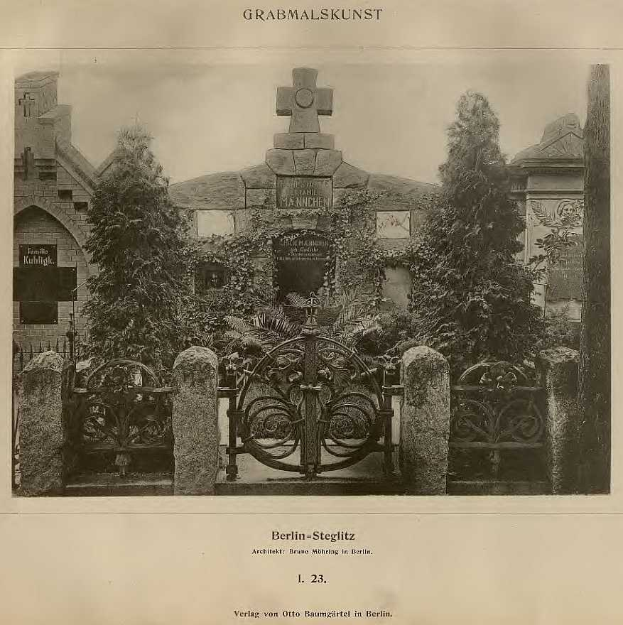 Altes Schwarz-Weiß-Foto eines Friedhofs in Berlin, Deutschland, mit einem Tor, einer Wand, Bäumen und einem Gebäude im Hintergrund mit Text unten, der lautet "Grammalskunst, Berlin-Steglitz, Architekt, Bruue Morgen in Berlin".