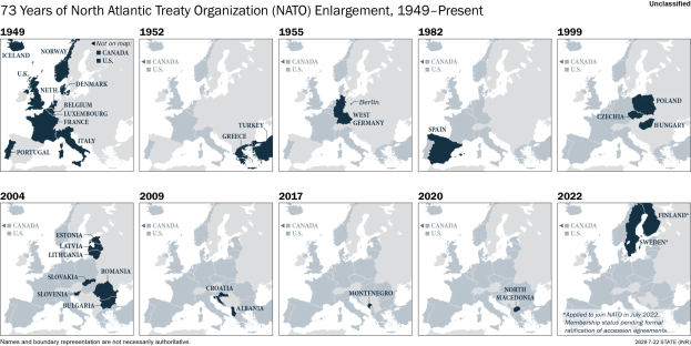 Karte veranschaulicht die Erweiterung der NATO von 1949 bis heute, wobei die Regionen farblich nach dem Jahr der Mitgliedschaft codiert sind.