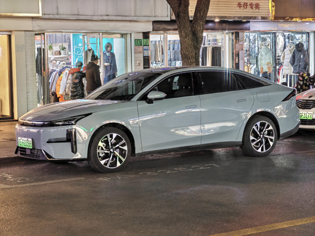 Deutsche Autohersteller drängen auf die Ladesteckdose auf der IAA