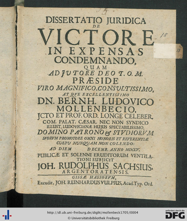 Offenes Buch mit dem Titel "Dissertation Juridica de Victore in Expensas Condemando" mit einer Seite voller juristischer Dokumente.