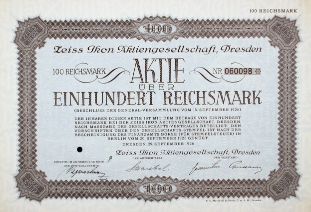 Altes deutsches Aktienzertifikat mit der Aufschrift "Aktie über Einhundert Reichmark" für 100 Reichmarks mit schwarzem Rand.