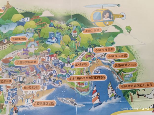 Eine detaillierte Karte eines Parks mit verschiedenen Attraktionen wie Bäume, Gebäude, Wasser, Boote, Menschen, einen Hubschrauber und andere Objekte, einschließlich Text, der wahrscheinlich Park-Informationen bereitstellt.