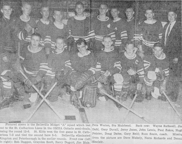 Schwarzes und weißes Foto einer Eishockeymannschaft, einige stehen und einige sitzen, alle halten Hockeystöcke, mit Text unten.