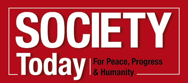 Plakat mit fetter schwarzer Schrift "Gesellschaft heute für Frieden, Fortschritt & Humanität" auf weißem Hintergrund, umrahmt von einem gelben Rand, mit einer bunten Illustration einer Person mit ausgebreiteten Armen.