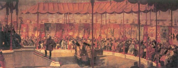 Ein Bild, das eine volle Theaterübersicht zeigt, einige stehen und andere sitzen, mit sichtbaren Pfosten, Vorhängen und einem Boden im Hintergrund, der eine Opernkulisse vermuten lässt.