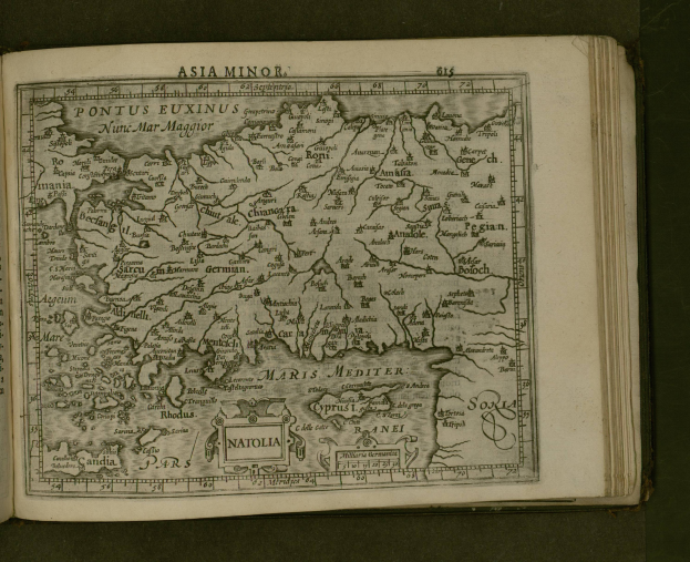 Offenes Buch mit detaillierter Karte von Kleinasiens mit geografischen Merkmalen und begleitendem Text.