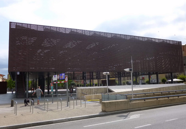 Ein großes Gebäude mit zahlreichen Fenstern, das als neuer Eingang zur City serves.