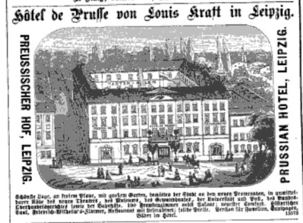 Schwarze-auf-Weiße-Anzeige für ein Leipziger Hotel, das sein Gebäude, umliegende Bäume und Menschen zeigt, mit beschreibendem Text.