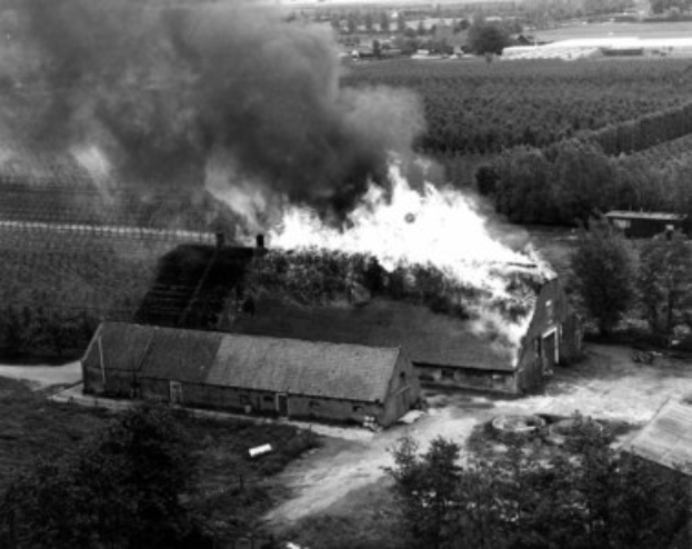 FW Neukirchen-Vluyn: Großbrand in einem Stall - Anstrengender Einsatz über 17 Stunden + Nachlöscharbeiten bis zum nächsten Tag (Endbericht)