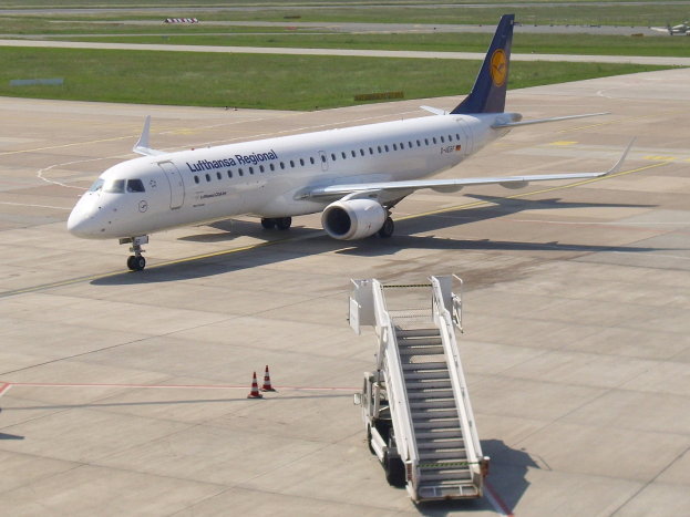 Lufthansa Regional Airbus A320-200 auf der Rollbahn am Frankfurter Flughafen, umgeben von Verkehrskegeln und einem mobilen Treppenfahrzeug, mit Grünfläche und einem klaren Himmel im Hintergrund.