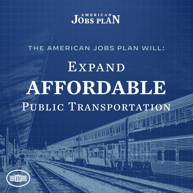 Plakat, das eine Bahn auf einem Bahngeleis mit mehreren Menschen in der Nähe zeigt, mit dem Text "The American Jobs Plan Will Expand Affordable Public Transportation."