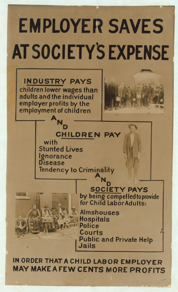 Ein hellgelbes Plakat mit weißem Rand zeigt eine fette schwarze Schrift, die den Text 'Arbeitgeber spart auf Kosten der Gesellschaft' und Bilder einer vielseitigen Gruppe von Menschen verschiedenen Alters, Geschlechts und Ethnien zeigt, die den Betrachter anblicken.