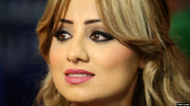 Ein Bild einer Frau mit langen blonden Haaren und pinkem Lippenstift im Vordergrund, mit einem unscharfen Hintergrund und einem Textfeld unten rechts mit der Aufschrift "Demi Lovato Vermögen, Alter, Größe, Gewicht, Familie, Wiki & mehr".
